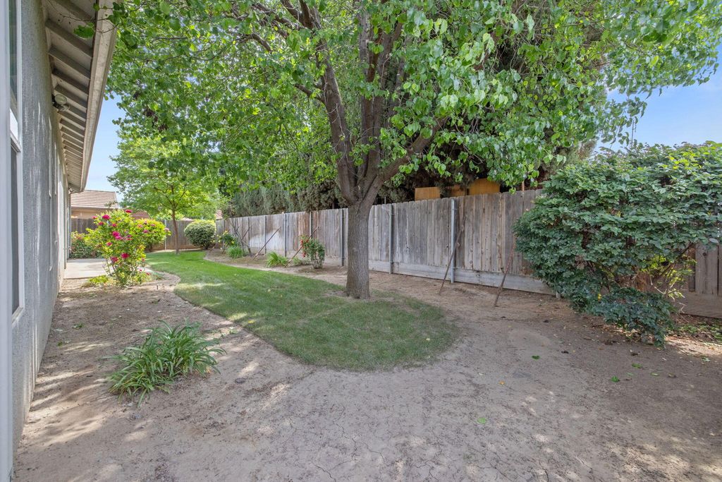 Image 38 of property listing at 643 W Bel Aire Avenue, Porterville, CA 93257