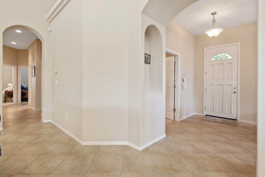 Image 4 of property listing at 643 W Bel Aire Avenue, Porterville, CA 93257