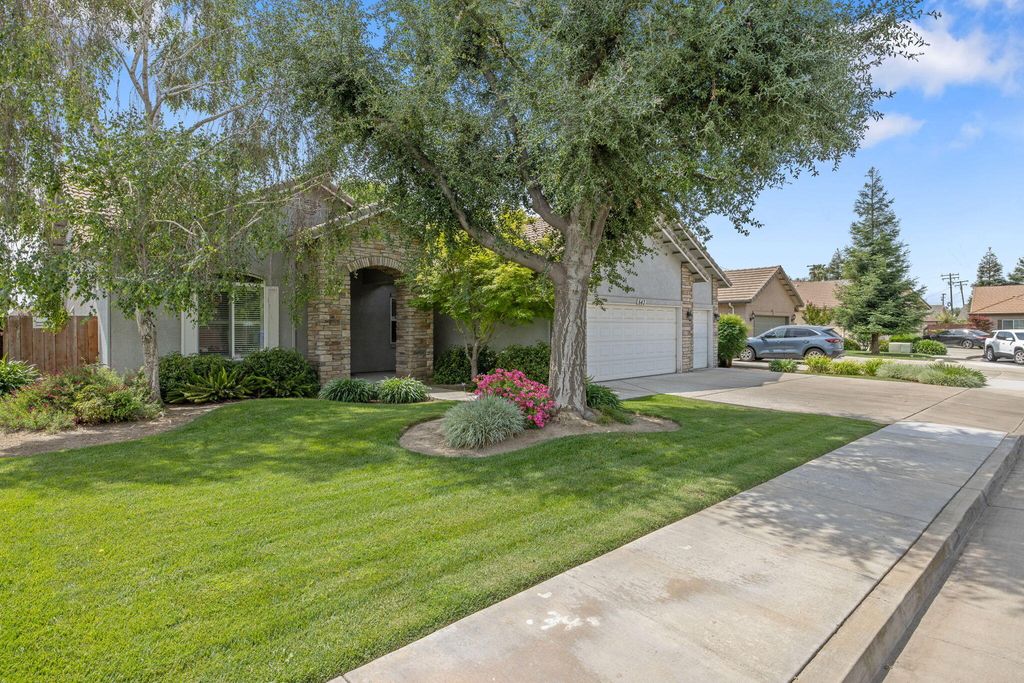 Image 42 of property listing at 643 W Bel Aire Avenue, Porterville, CA 93257