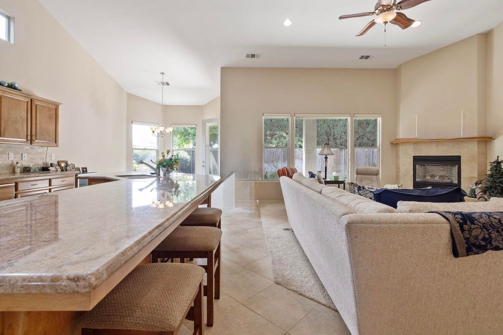 Image 5 of property listing at 643 W Bel Aire Avenue, Porterville, CA 93257