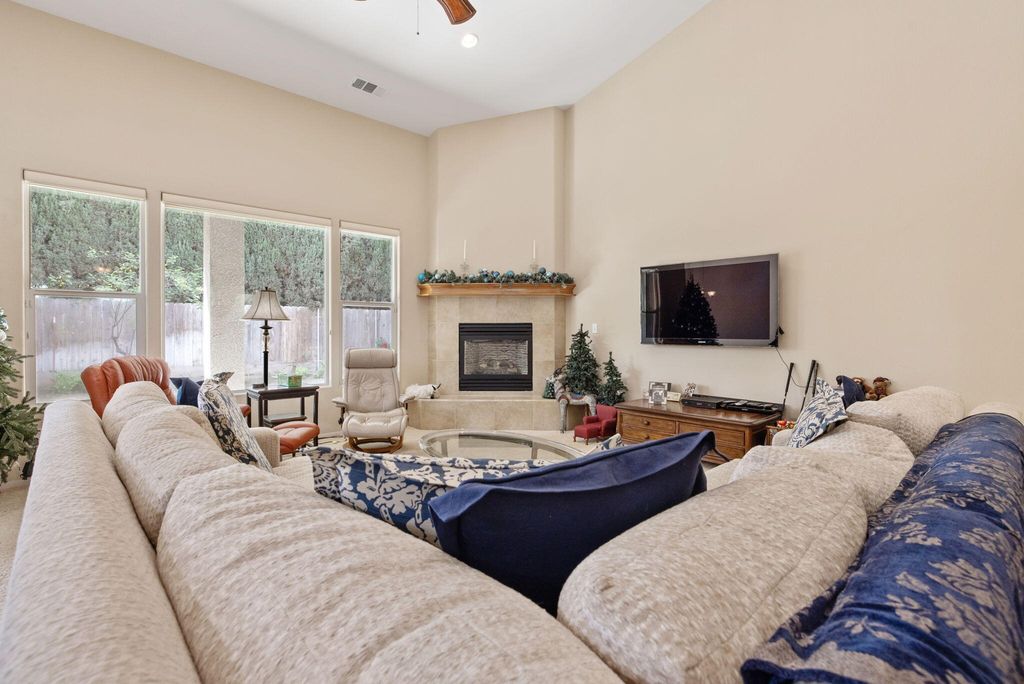 Image 6 of property listing at 643 W Bel Aire Avenue, Porterville, CA 93257