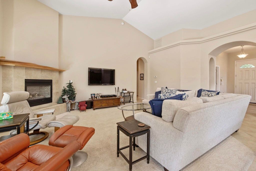 Image 7 of property listing at 643 W Bel Aire Avenue, Porterville, CA 93257