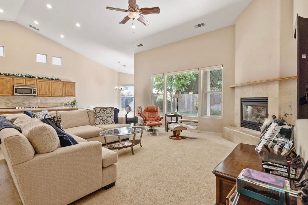 Image 8 of property listing at 643 W Bel Aire Avenue, Porterville, CA 93257