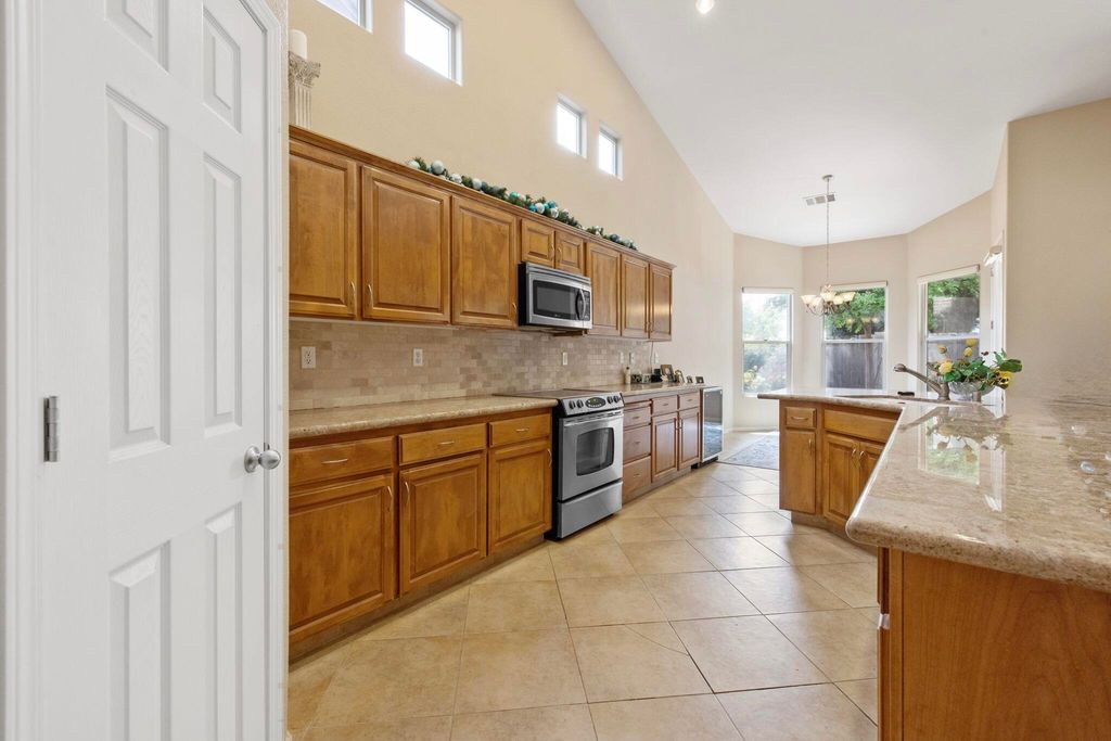 Image 9 of property listing at 643 W Bel Aire Avenue, Porterville, CA 93257