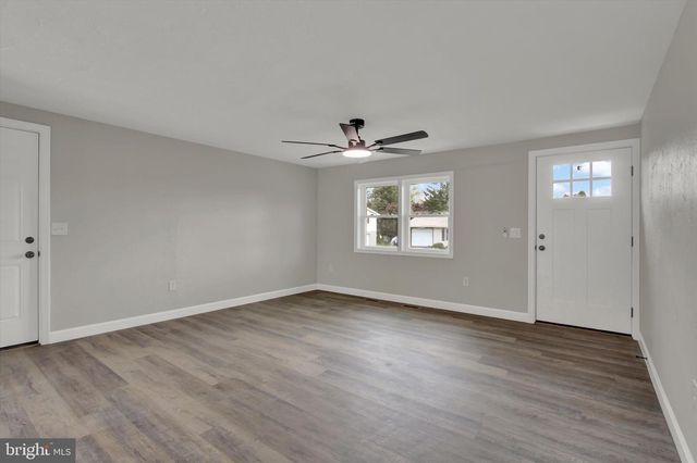 230 CANARY CIR, York, PA 17404