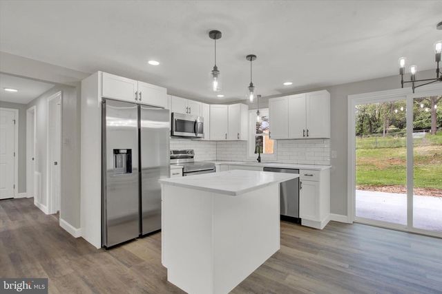 230 CANARY CIR, York, PA 17404