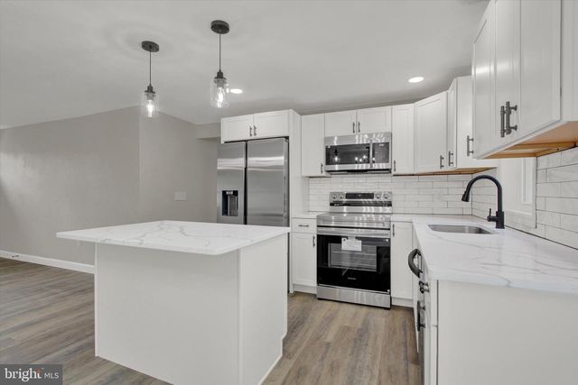 230 CANARY CIR, York, PA 17404