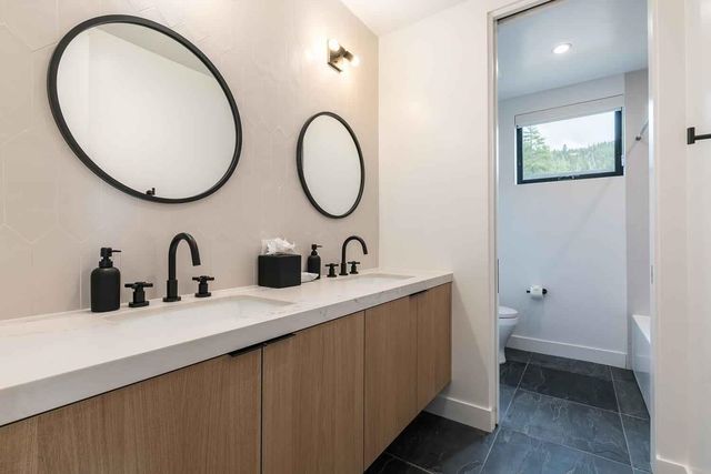 342 Palisades Circle, Olympic Valley, OH 96146