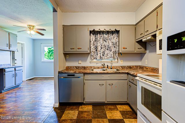 1599 Greenland Park Cir, Shelbyville, KY 40065