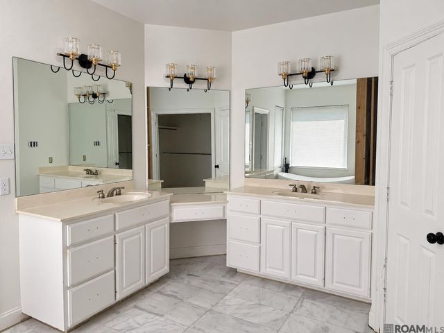 18197 Lake Harbor Ln, Prairieville, LA 70769