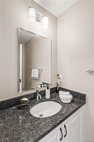 28529 Golf Pointe Boulevard, Farmington Hills, MI 48331