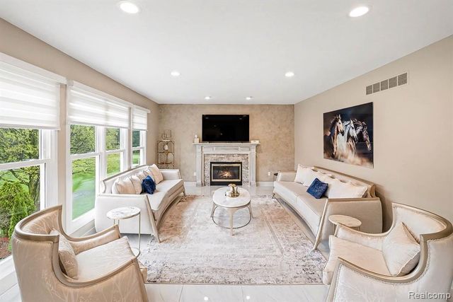 28529 Golf Pointe Boulevard, Farmington Hills, MI 48331