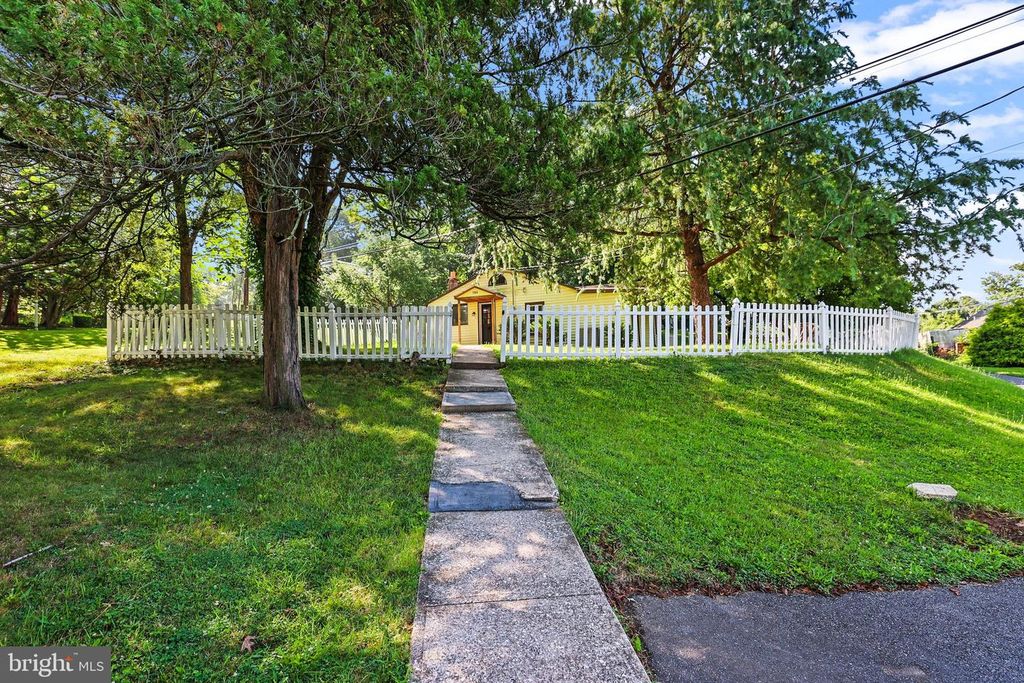586 LEWISBERRY RD, New Cumberland, PA 17070