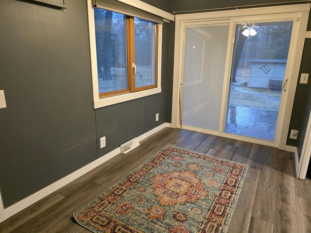 673 S Wolf Lake Road, Muskegon, MI 49442