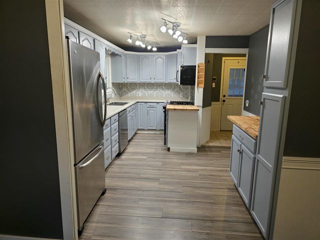 673 S Wolf Lake Road, Muskegon, MI 49442