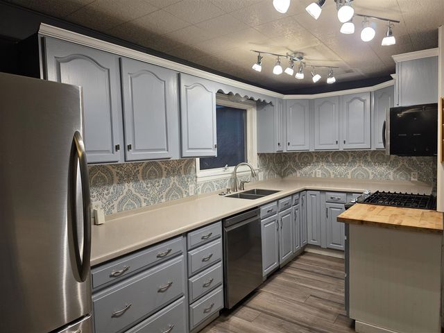 673 S Wolf Lake Road, Muskegon, MI 49442