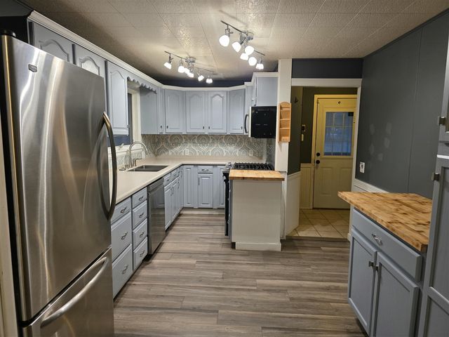 673 S Wolf Lake Road, Muskegon, MI 49442