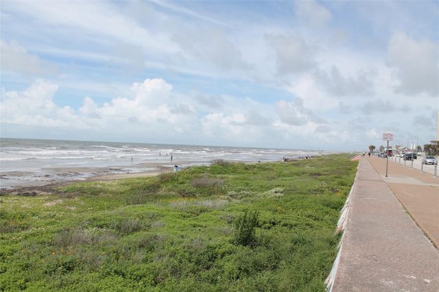 1015 30th Street 2, Galveston, TX 77550