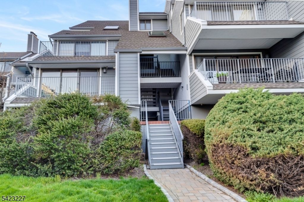 8 Cove Ln, North Bergen Twp., NJ 07047 — exterior