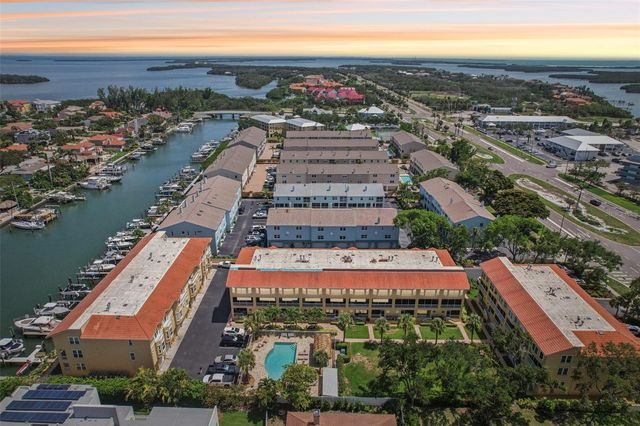 1061 PINELLAS BAYWAY S, St Petersburg, FL 33715