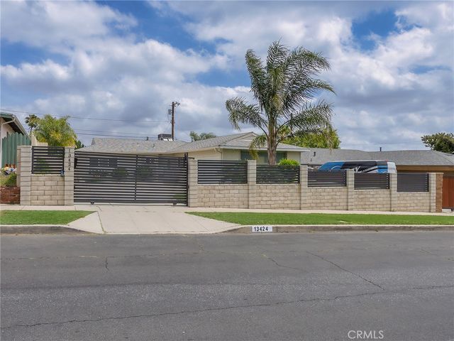 13424 Dyer Street, Sylmar, CA 91342