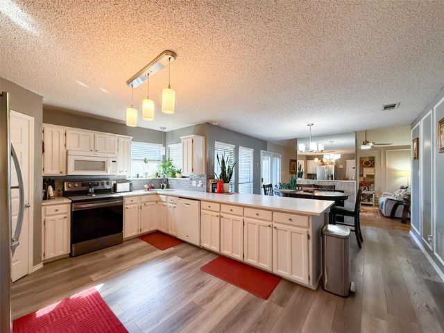 6507 Country Creek Drive, Arlington, TX 76001