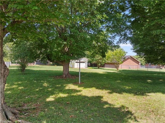 919 Alice Drive, Thomasville, NC 27360