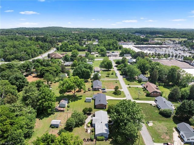 919 Alice Drive, Thomasville, NC 27360