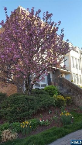 50 Kings Court, Fort Lee, NJ 07024