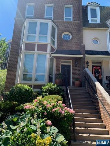 50 Kings Court, Fort Lee, NJ 07024