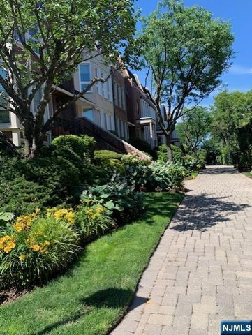50 Kings Court, Fort Lee, NJ 07024