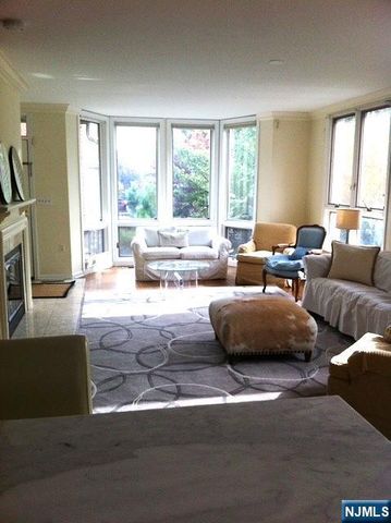 50 Kings Court, Fort Lee, NJ 07024