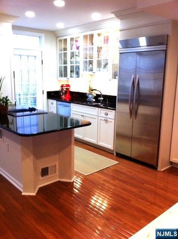 50 Kings Court, Fort Lee, NJ 07024