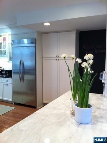 50 Kings Court, Fort Lee, NJ 07024