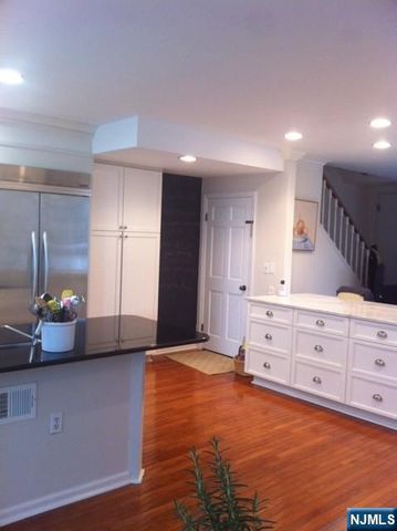 50 Kings Court, Fort Lee, NJ 07024