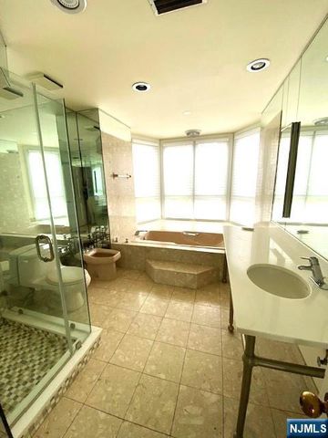 50 Kings Court, Fort Lee, NJ 07024