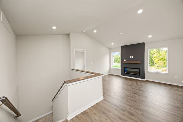 4400 Honey Bee Ridge, Des Moines, IA 50317