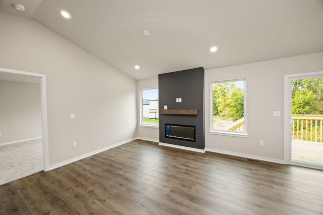 4400 Honey Bee Ridge, Des Moines, IA 50317