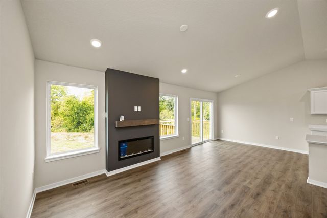 4400 Honey Bee Ridge, Des Moines, IA 50317