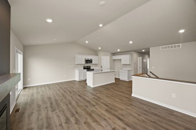 4400 Honey Bee Ridge, Des Moines, IA 50317