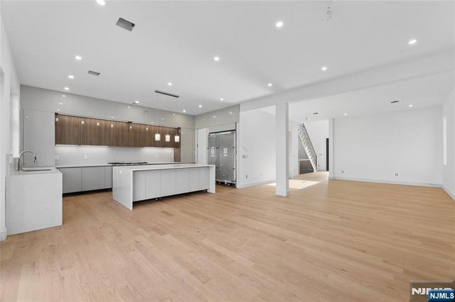 70 Carleton Terrace, Cresskill, NJ 07626
