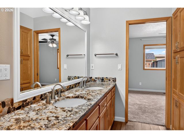 103 CEDAR BLUFF Cir N, Keizer, OR 97303