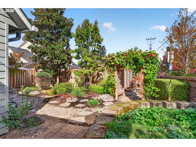 103 CEDAR BLUFF Cir N, Keizer, OR 97303