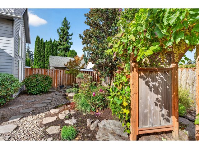 103 CEDAR BLUFF Cir N, Keizer, OR 97303
