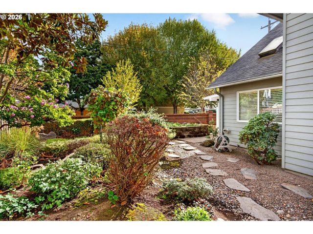 103 CEDAR BLUFF Cir N, Keizer, OR 97303