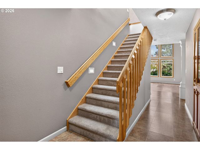 103 CEDAR BLUFF Cir N, Keizer, OR 97303