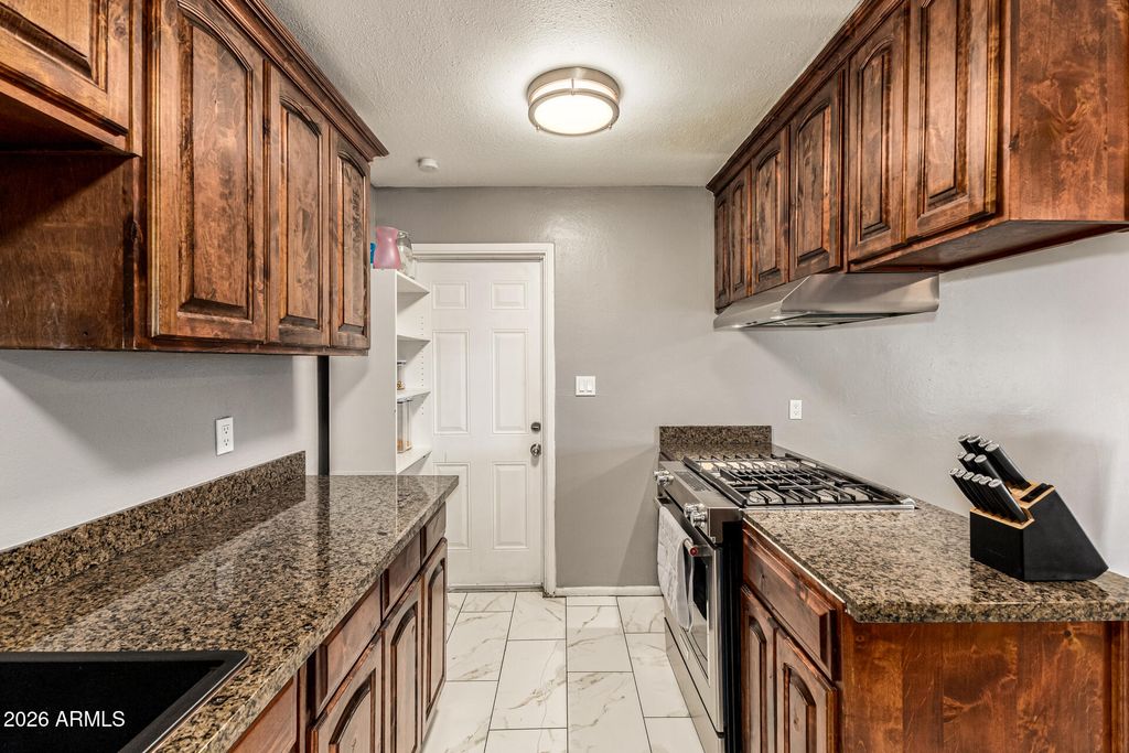 Image 10 of property listing at 4243 W TUCKEY Lane, Phoenix, AZ 85019