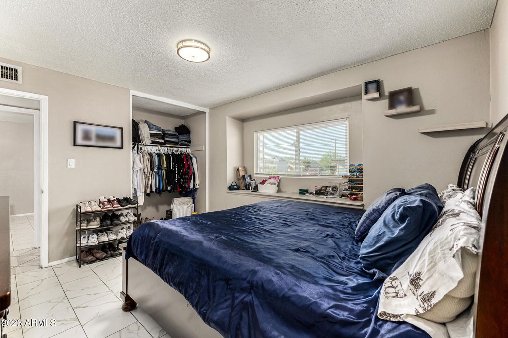 Image 12 of property listing at 4243 W TUCKEY Lane, Phoenix, AZ 85019