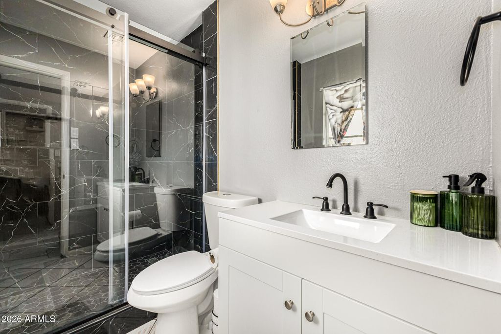 Image 13 of property listing at 4243 W TUCKEY Lane, Phoenix, AZ 85019