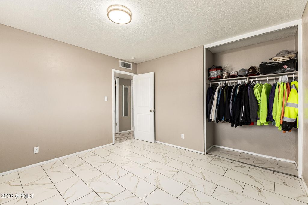 Image 15 of property listing at 4243 W TUCKEY Lane, Phoenix, AZ 85019